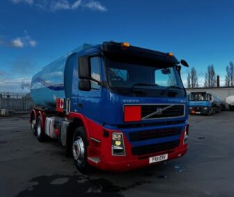 2011 Volvo FM 370 6x2 fuel tanker with 19,000-liter aluminum tank, 4 compartments, and Gardner Denver metering.